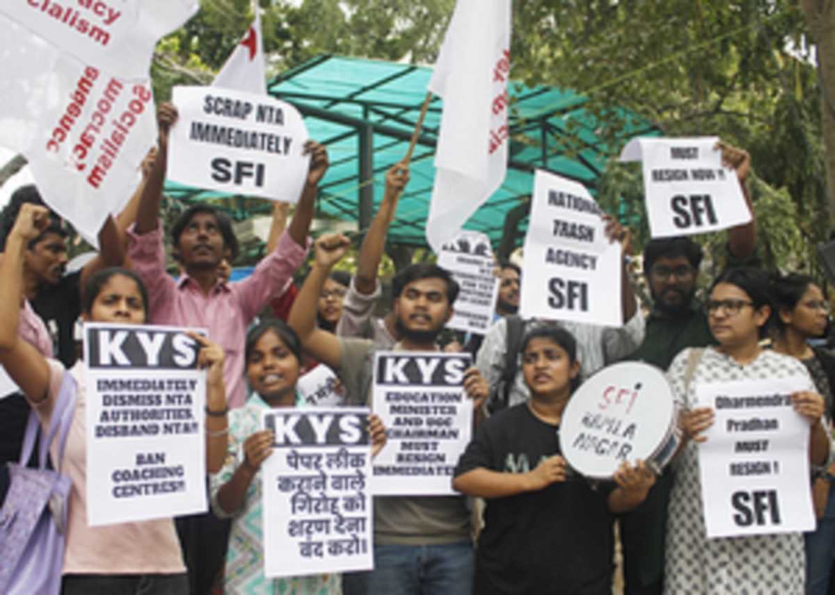 छात्रों ने शिक्षा मंत्रालय के समक्ष किया प्रदर्शन, एनटीए को निरस्त करने की मांग